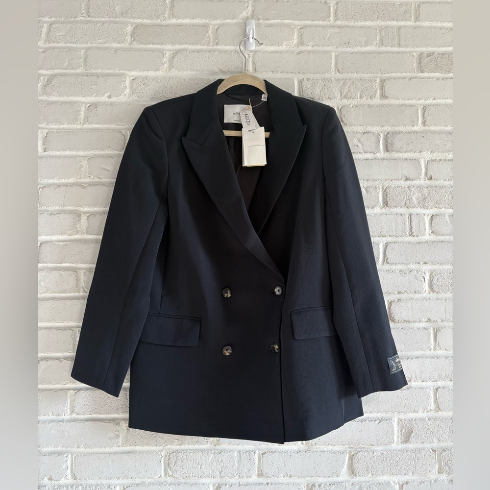 Aritzia Wilfred Generation Blazer in Black, Size 6.